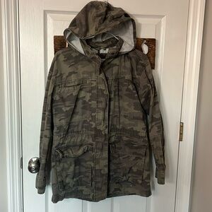 Universal thread size medium women’s barn, jacket